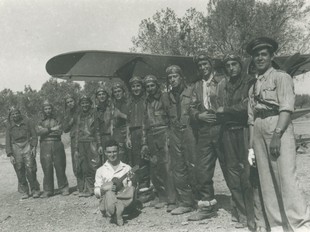 Pilots de la 3a esquadrilla de «Xatos» a l'aeròdrom de Santa Margarida i els Monjos, el 1938.  ANTONIO NIETO SANDOVAL - ADAR
