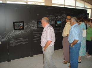 Unes persones observen un dels panells de l'exposició, ahir al Centre d'Alfara.  A. PORTA