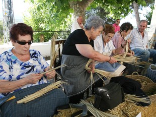 Un grup de dones elaborant cistells, ahir durant la mostra.  OLÍVIA MOLET