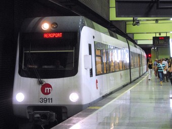 Estació subterrània de Metro amb una unitat amb destinació a l'Aeroport. /  ARXIU