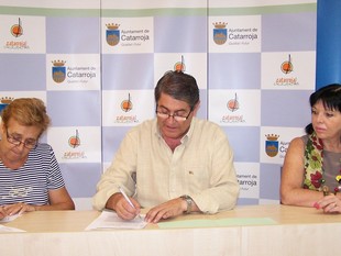 Francisco Chirivella i Isabel Mar, acompanyats de la regidora Josefa Mas. /  EL PUNT