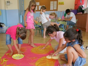 Els infants desenvolupen activitats de grup, com pintar un mural.  MARTA MARTÍNEZ