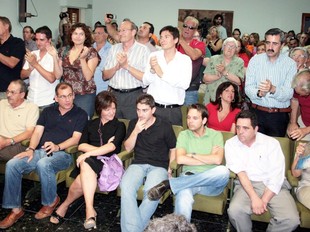 El públic assistent a l'aprovació de la moció. /  EL PUNT