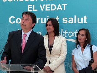 L'alcaldessa entre el conseller de Sanitat i la regidora de Benestar Social. /  ARXIU