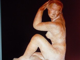 «Dona amb els braços enlaire», escultura de terra cuita de Soriano-Montagut