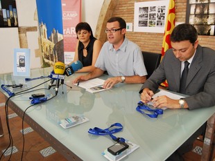 Estela Piñol, Sergi de los Rios i Josep M. Galià, de l'empresa Emprèn, van presentar ahir el nou servei que ja ha entrat en vigor.  EL PUNT
