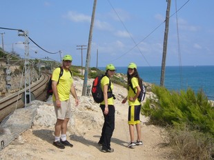 Els vigilants ambientals pel camí de Sant Cristòfol, en direcció a Sitges.  L.M