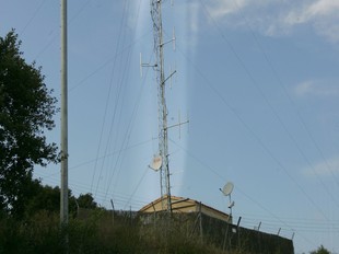 L'antena està situada en un punt elevat, encarat al mar, a la zona de la muntanya de Sant Pere.  MARTA MARTÍNEZ