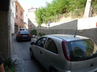 Cotxes passant pel carrer del Centre de Sant Cebrià. T.M