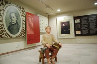 El museu exhibeix una talla de fusta que reprodueix el que va ser durant anys l'escolà del rector de Vallfogona EL PUNT