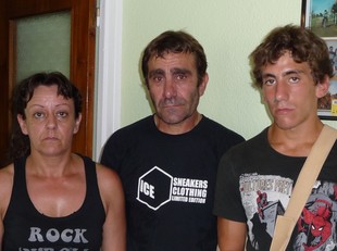 Mariela, Eduardo i Michael Echeveste fotografiats ahir a casa seva, a Canet. T.M