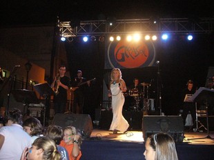 L'Orquestra Girasol va actuar divendres a la nit a la festa major de Vallmoll.  MONTSE ANDREU
