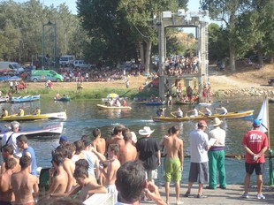 Molta gent es va aplegar vora el riu per seguir les curses de puntones.  A.P