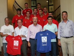 Polítics de Castelló posen amb els jugadors i organitzadors del Trofeu Diputació d'aquesta demarcació valenciana. /  CEDIDA