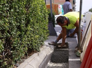 Instal·lació del nou asfalt a la voravia del carrer Gómez Ferrer. /  CEDIDA
