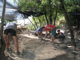 Alguns dels participants excavant la part iber del jaciment d'Antona.