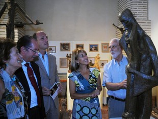 La consellera de Cultura visita les escultures restaurades a Nules. /  CEDIDA