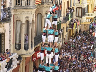 A dalt, quatre de nou dels Castellers de Vilafranca i tres de nou de la Colla Vella. A sota, cinc de vuit de la Colla Joves i cinc de set dels Minyons de l'Arboç. /  DIMAS BALAGUER