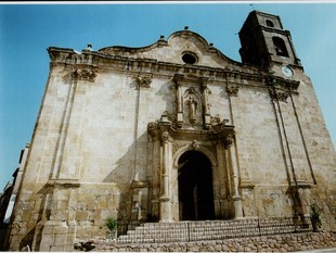 Imatge de l'exterior de l'església d'Algerri.