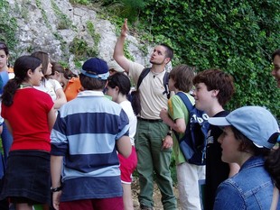 Joves estudiants visiten el Parc Natural del Montgó i atenen les explicacions dels guies.