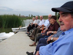 Els set avis de Vila-sana, al davant de l'estany recuperat que no havien vist des dels anys cinquanta