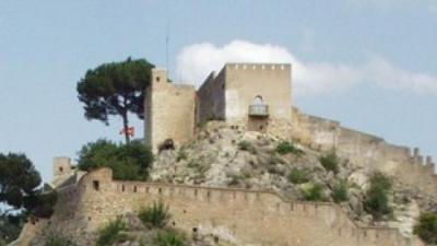 Vista parcial del castell a la localitat d'Estivella. /  ARXIU