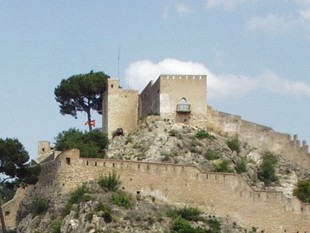 Vista parcial del castell a la localitat d'Estivella. /  ARXIU
