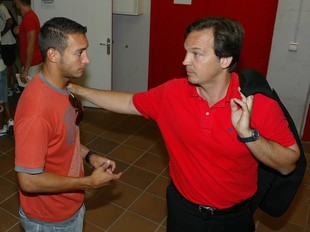 Ponzo, amb el seu agent Pedro de Felipe, ahir a Girona.  E. PICAS