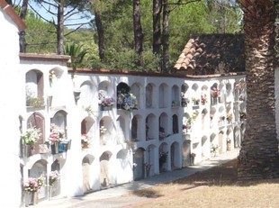 El cementiri de Vall-llobrega està actualment envoltat de cases a la urbanització Mas Falquet./  A.V