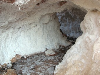 El túnel provocat per l'aigua a la mina de Vilafruns.  ACN