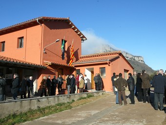 Un moment de la inauguració, l'any passat, del nou ajuntament de Susqueda, a Sant Martí Sacalm. JOAN SABATER