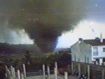 El tornado, en la imatge captada d'un vídeo.  EL PUNT
