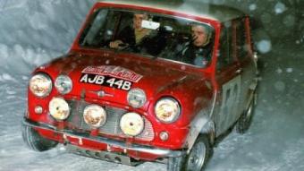 El Mini Cooper S pilotat per Timo Makinen, camí del triomf en el Ral·li de Montecarlo de l'any 1965.