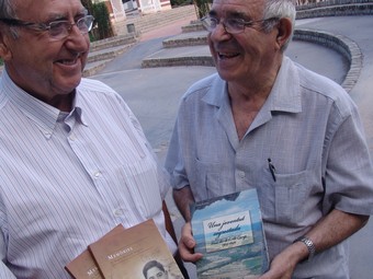 Rogeli Montalà i Francesc Rebull amb els llibres.  A. ESTALLO
