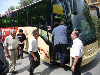 Villalante pujant ahir al bus seguit de l'alcalde de Subirats, Antoni Soler.  A.M