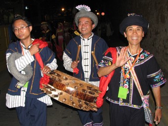Alguns membres del grup folklòric xinès, a Calella.  ACN