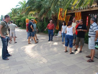 Un grup de treballadors de Varo SA, ahir al matí, davant de les instal·lacions de l'empresa a la rambla del Garraf.  M.L