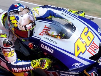 Valentino Rossi, en els entrenaments de Misano, amb el dibuix d'un ase en el seu casc. EFE