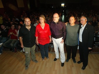 D'esquerra a dreta, Titot (CUP), Simó (ERC), Colom (CiU), Fàbrega (EPM), i Carles Mora, alcalde d'Arenys de Munt de la candidatura AM2000.  QUIM PUIG