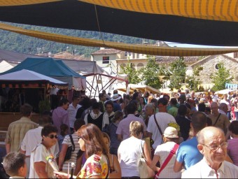 Gent passejant per la fira medieval de Besalú , que es celebra el mes de setembre. R. E