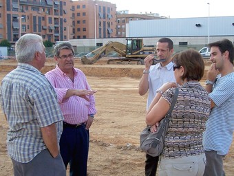 L'alcalde de Catarroja, Francisco Chirivella, visita les obres del centre escolar. /  EL PUNT