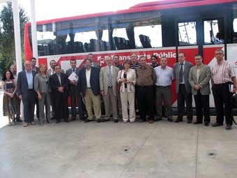 Alcaldes i polítics a l'estació de les Borges Blanques, abans d'iniciar la ruta inaugural.