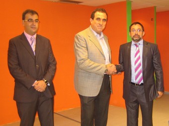 Alex Moga, (esquerra), Pau Perdices, Alcalde de Vielha, i Josep Adolf Estader, director Televisió Comtal,(dreta).  EL PUNT