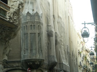 La façana de l'edifici just a tocar del Palau de la Música, on hi ha projectat fer-hi un hotel. /  GABRIEL MASSANA