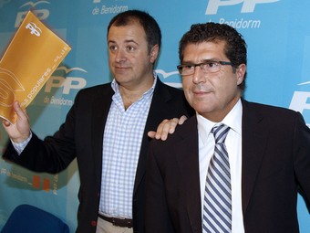 L'alcalde Pérez Fenoll (dreta), amb el vicesecretari d'Organització del PP valencià, David Serra. /  EFE