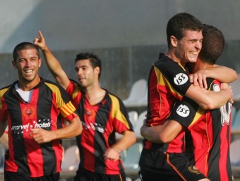 Pitarque s'abraça a Masquè i Álvaro i Pablo Álvarez celebren el primer gol.  MARTA MARTÍNEZ