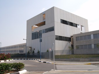Façana principal de l'Institut de Secundària Veles e Vents de Torrent. /  ESCORCOLL