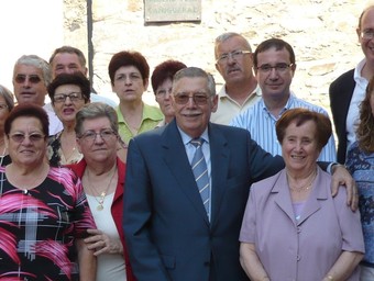 Una imatge de grup amb l'antic mestre i ex alumnes de Rabós d'Empordà.
