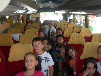 Els alumnes que utilitzen el servei d'autobús escolar d'Alfafar. /  EL PUNT