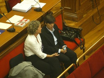 A la dreta, l'acusada ahir al judici amb la traductora./  Q.PUIG